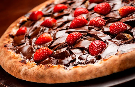 Pizza dulce con nutella, marshmallows y frutillas