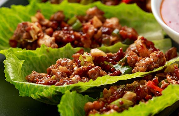 Tacitas de lechuga con cerdo al ajo y miel a presión