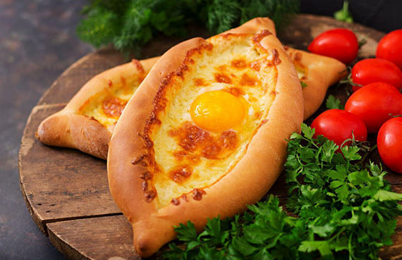 Canoas de pan rellenas de queso y huevo