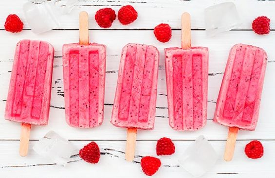 Helado de frambuesas y yogur natural