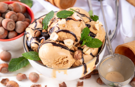 Helado de vainilla con trozos de avellana