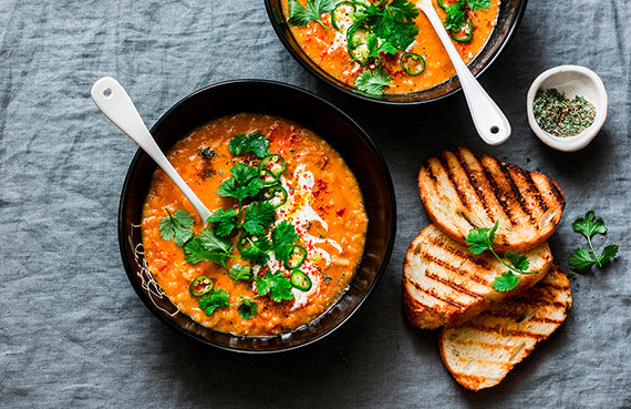 Sopa de lentejas rojas y cúrcuma a presión