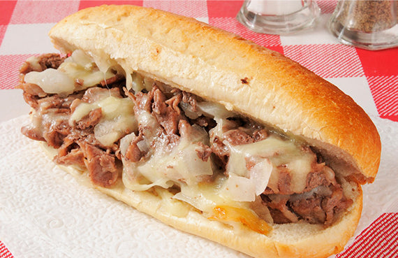 Sándwich de carne, cebolla y queso fundido (Philly cheese steak) a presión