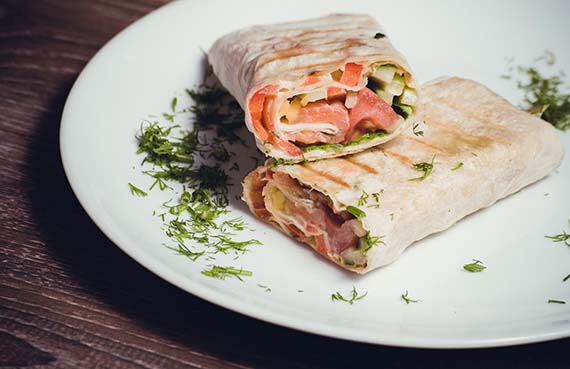 Wrap de salmón, quinoa, tomates cherry y albahaca