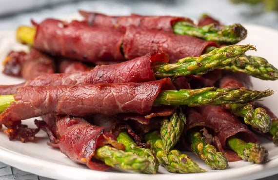 Espárragos envueltos en jamón crudo