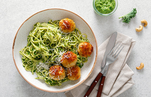 Albóndigas de pollo en salsa cremosa de pesto a presión