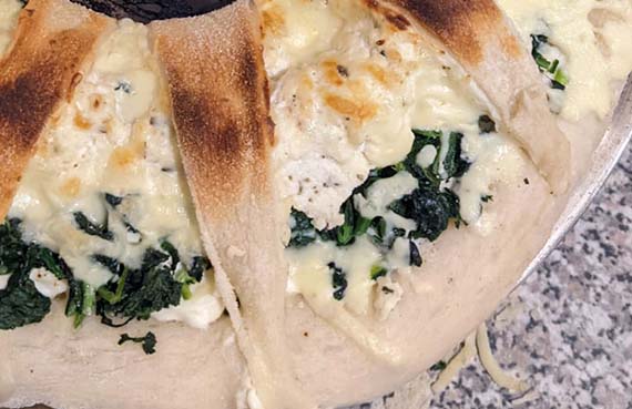 Anillo de pizza con espinaca y ricotta