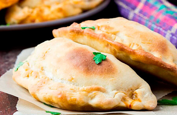Mini calzone de pollo al pesto
