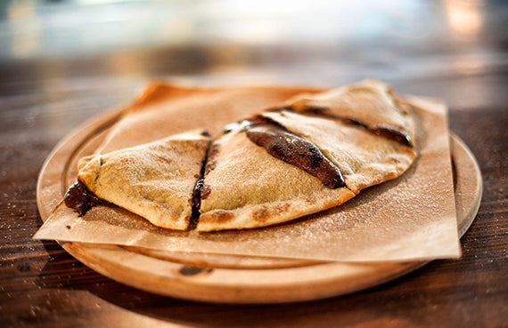 Calzone de chocolate con avellanas