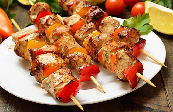 Anticuchos de pollo y vegetales con soya y miel
