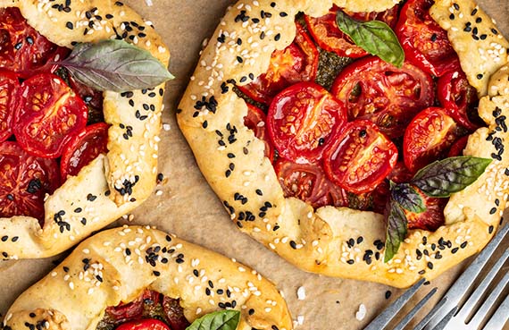 Galette de tomates cherry y albahaca