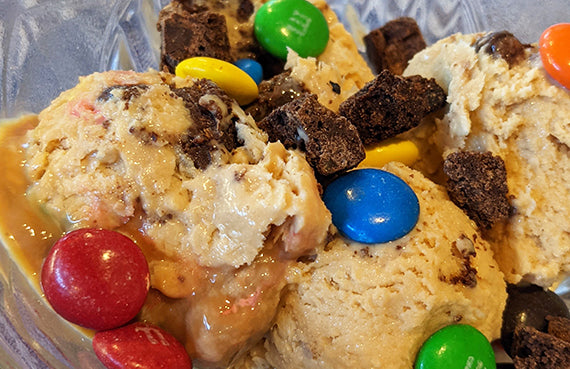 Helado de manjar con brownie y M&M (MultiBread 2021)
