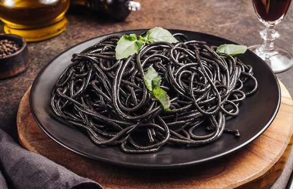 Pasta fresca con tinta de calamar