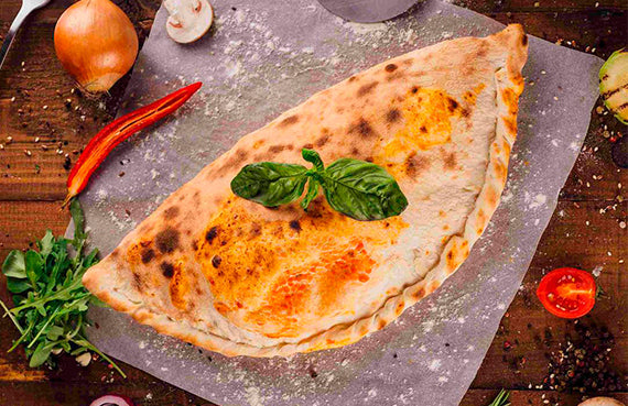 Calzone de salmón ahumado, ricota y queso crema
