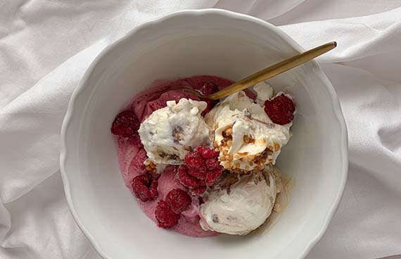 Helado de chocolate blanco con frambuesas (MultiBread 2021)