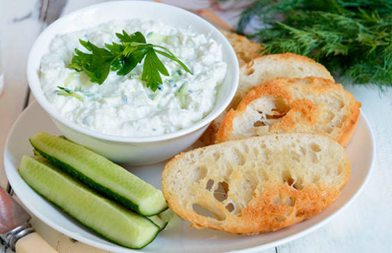 Dip de yogur con pulpa de tomate y zanahoria