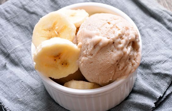 Helado de plátano y arándanos