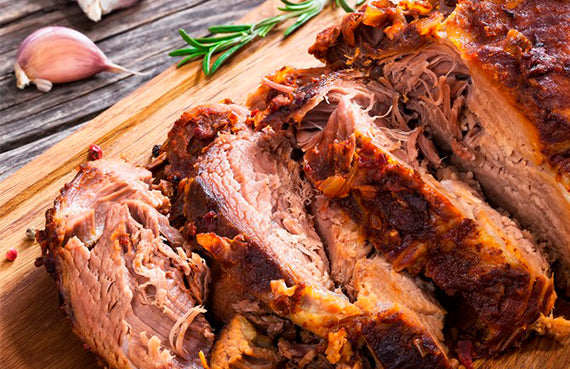 Carne mechada con ajo asado