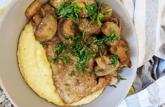 Chuletas de cerdo con champiñones sobre polenta cremosa a presión
