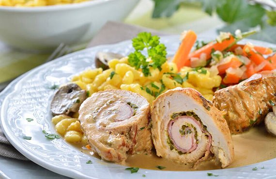 Pollo relleno de jamón, camembert y alcachofas