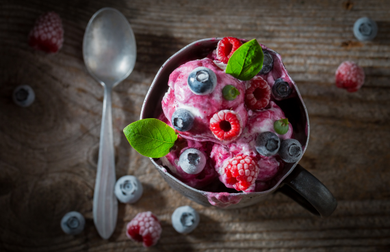 Helado de yogurt con frutos rojos