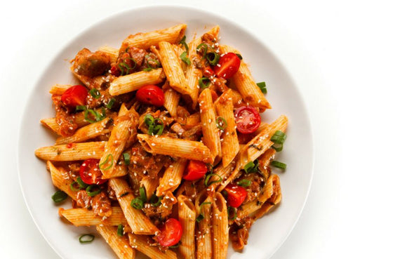 Pasta en salsa de tomate y carne a presión