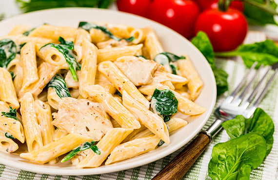 Pasta con pollo, alcachofa y espinaca a presión