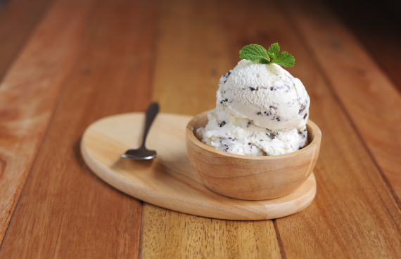 Helado de menta con chocolate