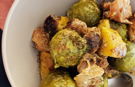 Pollo con camote y repollitos de bruselas a presión