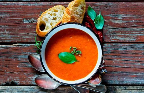 Sopa de tomates y albahaca