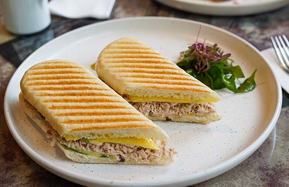 Panini con pollo grillado, palta y queso