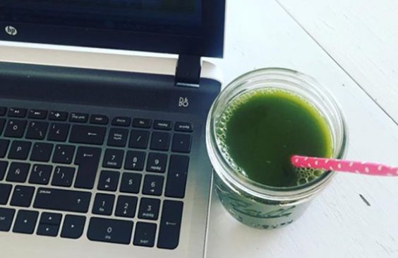 Jugo de espinaca, manzana y limón