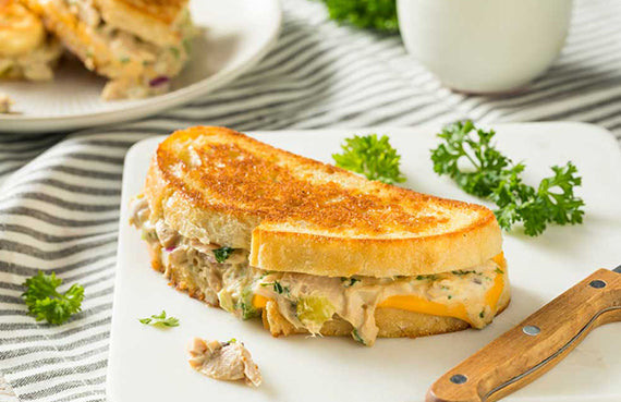 Sándwich de atún picante y queso