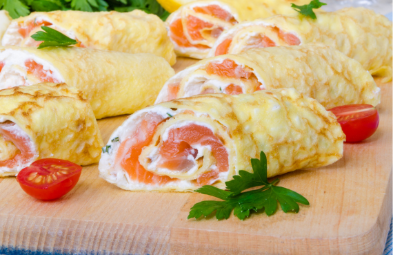 Panqueques rellenos de salmón y tomates cherry