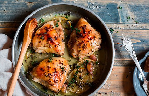 Pollo al vino blanco con cebollitas perla