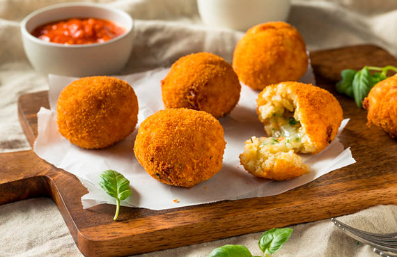Arancini (bolitas de risotto apanadas y rellenas con queso)