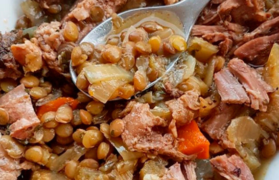 Guiso de lentejas, espinacas y sobrecostilla