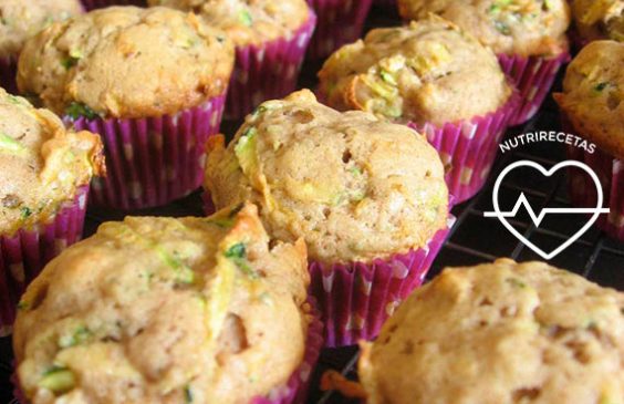 Muffins de zapallo italiano dulces sin grasa y sin azúcar