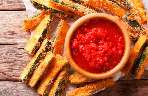 Bastones de zapallo italiano con queso parmesano