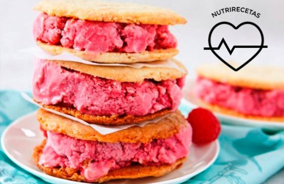 Sándwich de helado de frutilla, menta y jengibre