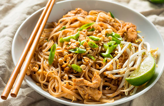 Pollo al maní con fideos