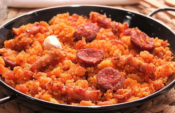 Migas con chorizo y tomate