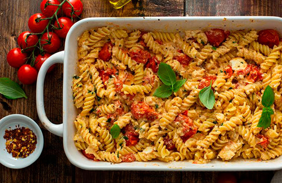 Pasta con tomates cherry, queso feta y albahaca