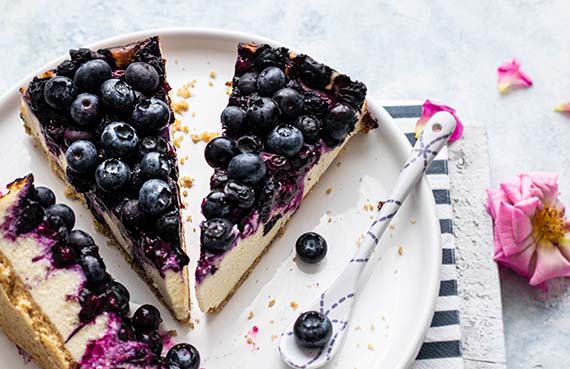 Basque cheesecake de arándanos y almendras