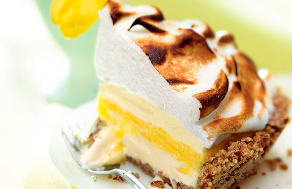 Torta helada de vainilla, limón y merengue