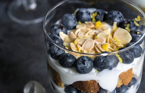Triffle de yogur y arándanos