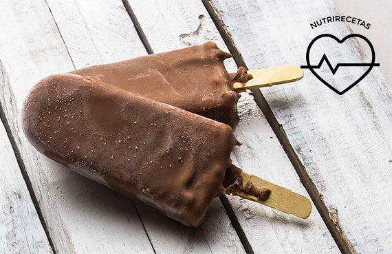 Helado saludable bañado en chocolate