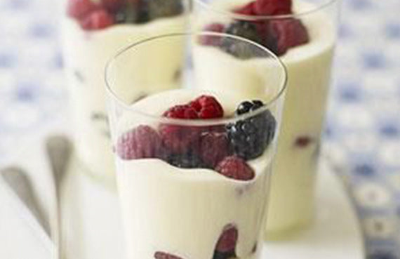 Vasitos de chocolate blanco con berries