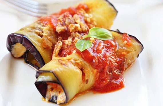 Rollitos de berenjenas en salsa de tomates