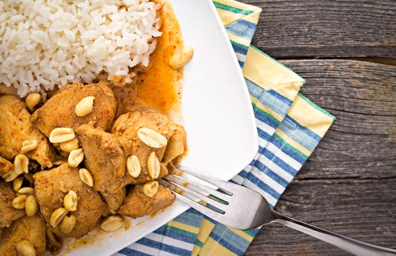 Pollo con maní
